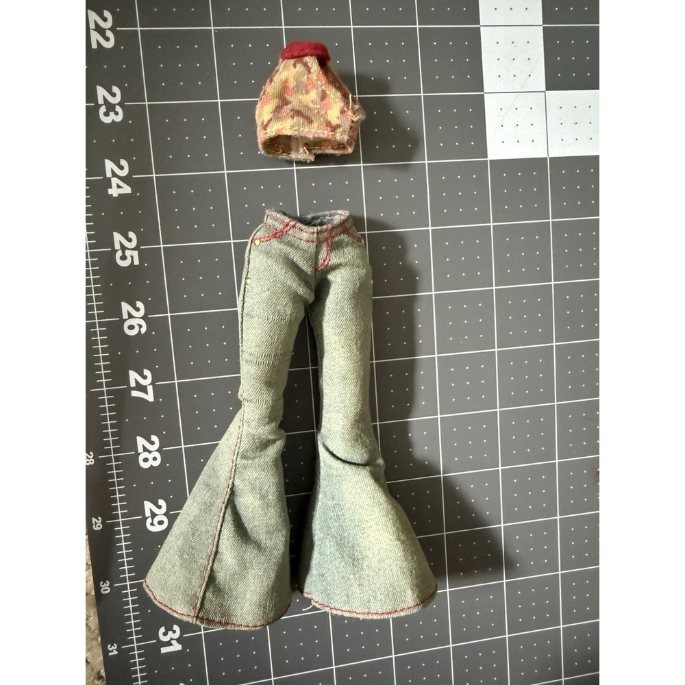 2002 Bratz Sasha Flaunt It Clothing Only Incomplete